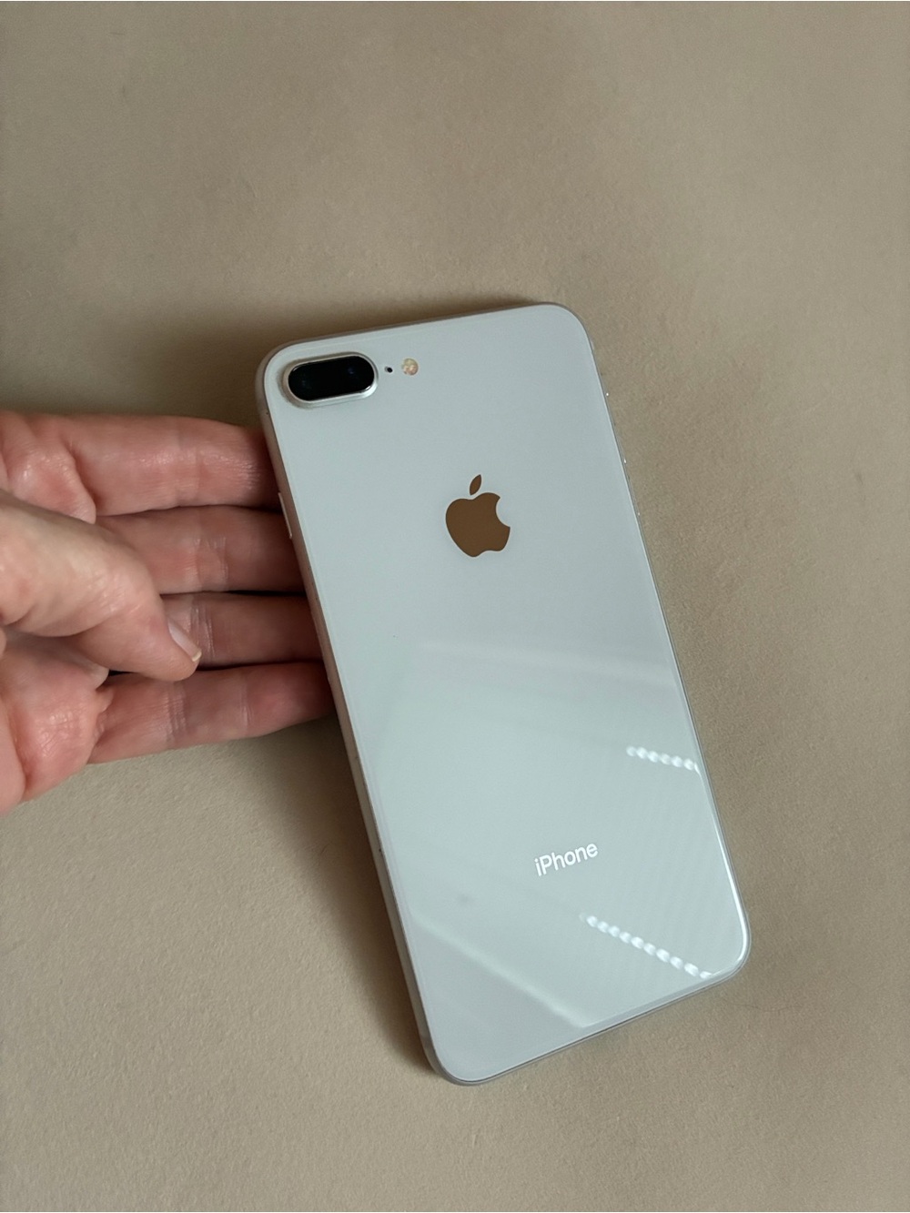 Apple iPhone 8 Plus Silver FOR PARTS OR REPAIR Not Working - Picture 9 of 10